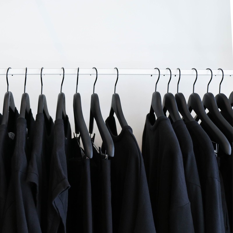 Как сделать стильным черно-серый гардероб?